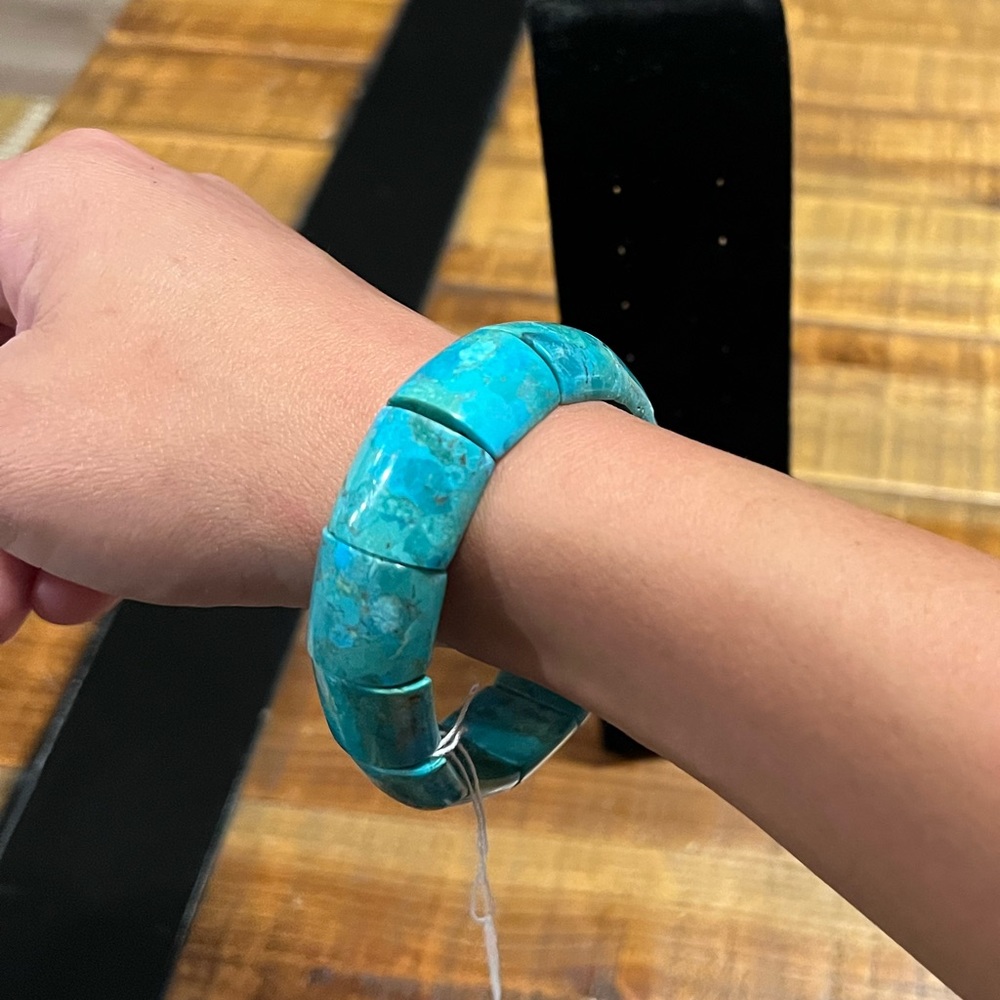 NWT- SHOWSTOPPER turquoise bangle bracelet